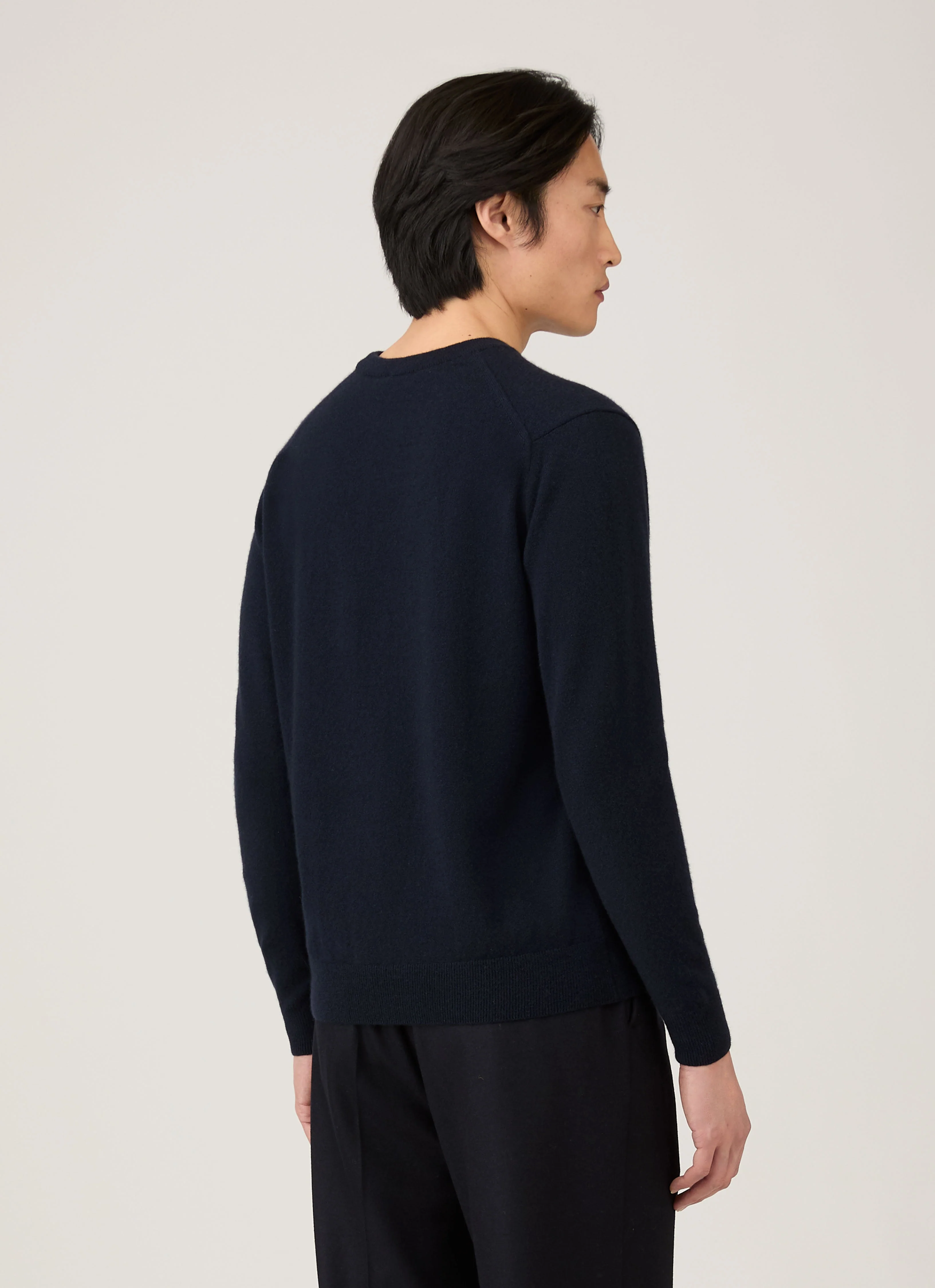 Men's Cashmere Crew Neck Jumper in Navy - Image 5