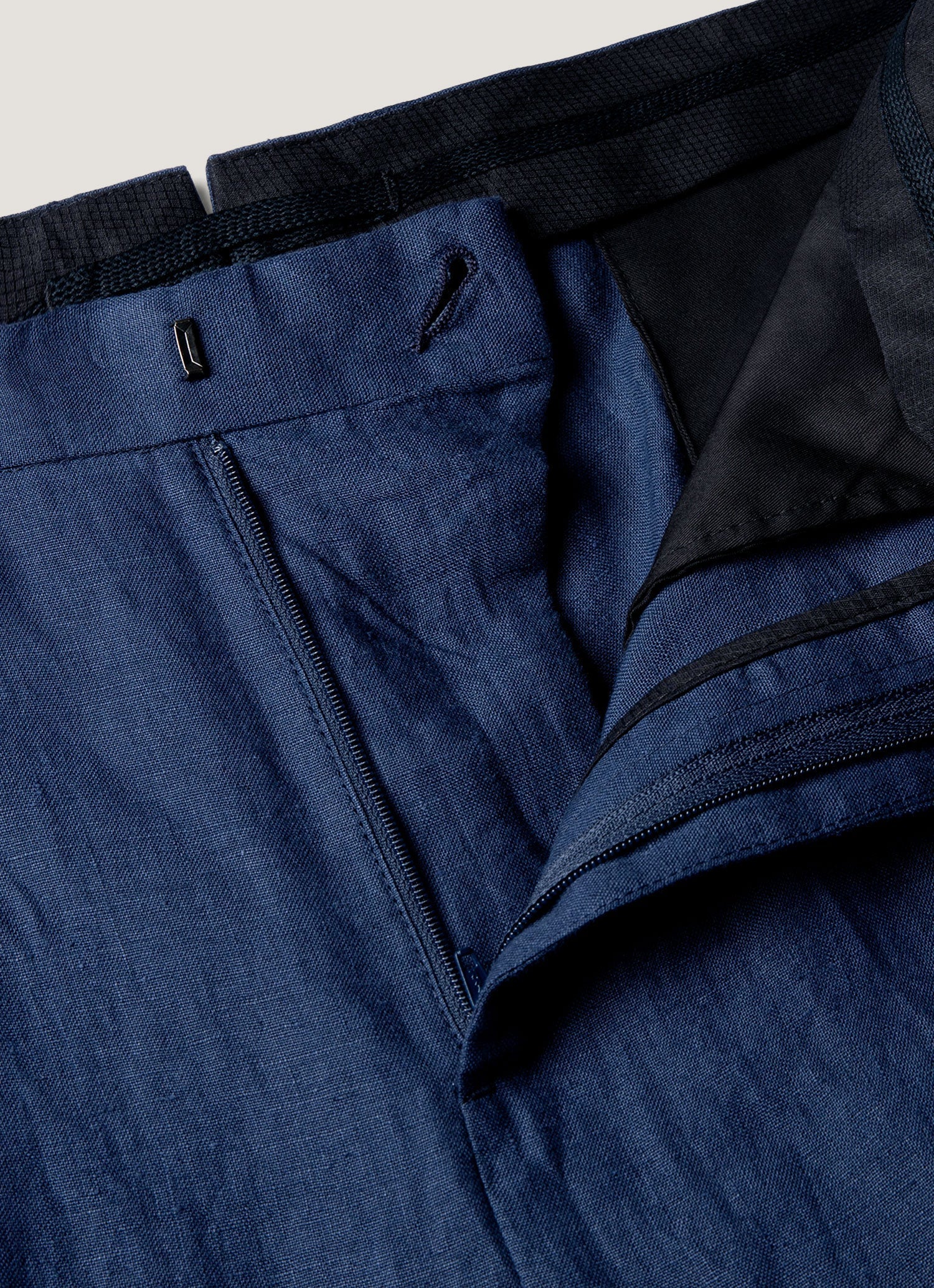 Men's Pleated Linen Trouser in Light Navy - Image 4