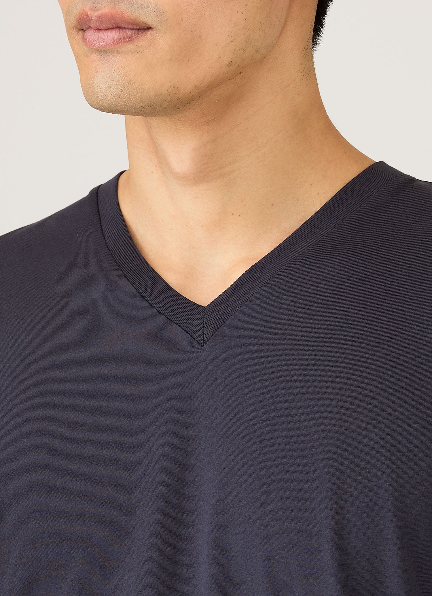 Men's Riviera Midweight V‑neck T‑shirt in Navy - Image 6